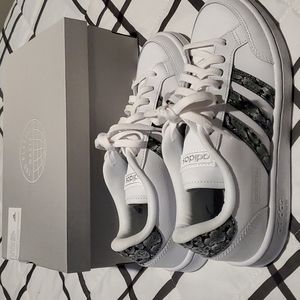 Womens Adida 7.5 white with snack skin accent tennis shoe